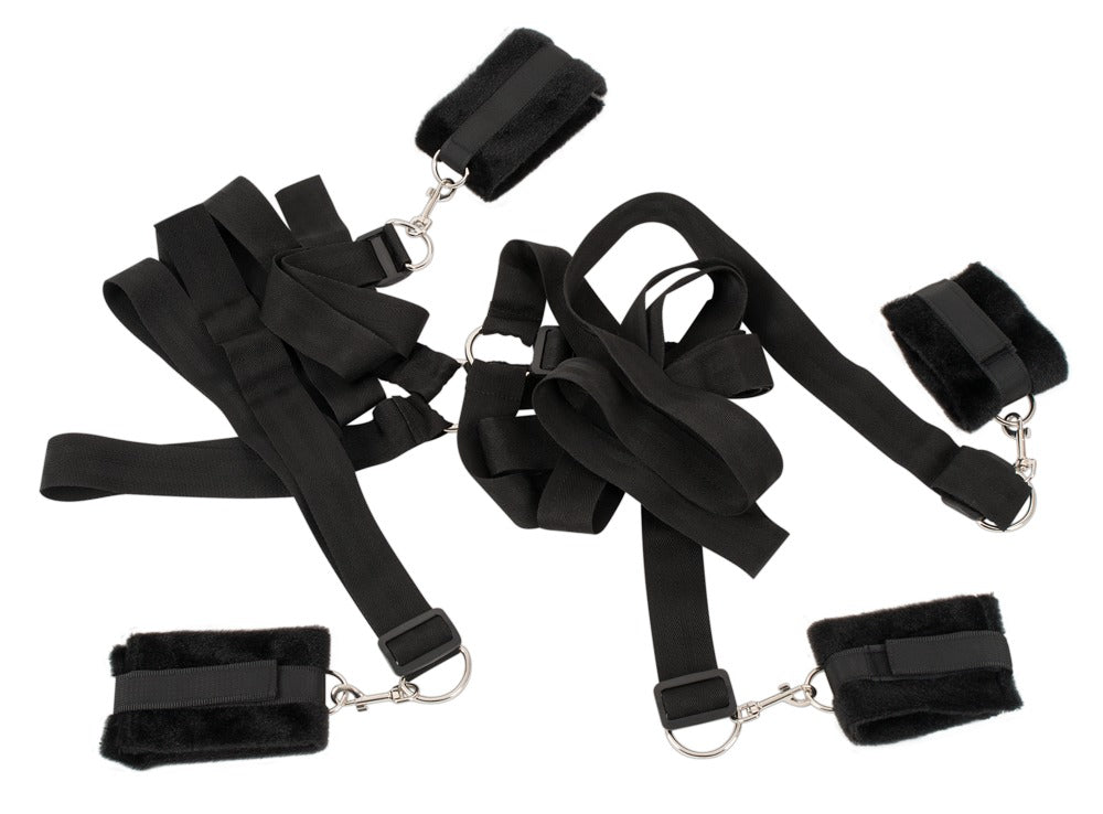 Bad Kitty Bed Shackles 5-teiliges Bettfessel-Set in Schwarz mit gepolsterten Hand- und Fußmanschetten, verstellbaren Befestigungsgurten und Verbindungselementen in freigestellter Produktübersicht – erhältlich bei Evoria Care