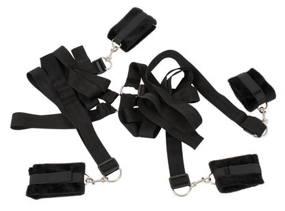 Bad Kitty Bed Shackles 5-teiliges Bettfessel-Set in Schwarz mit gepolsterten Hand- und Fußmanschetten, verstellbaren Befestigungsgurten und Verbindungselementen in freigestellter Produktübersicht – erhältlich bei Evoria Care