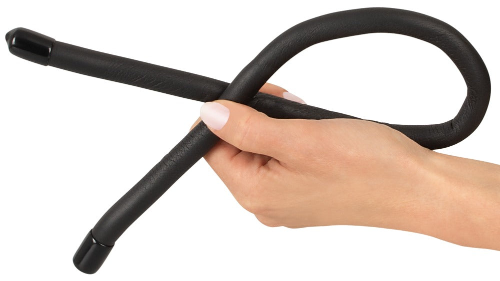 Bad Kitty Bendable Cock & Ball Ring in Schwarz mit flexiblem Schaft und abgerundeten Enden, in einer Hand zu einer Schlaufe gebogen zur Veranschaulichung der Formbarkeit – erhältlich bei Evoria Care