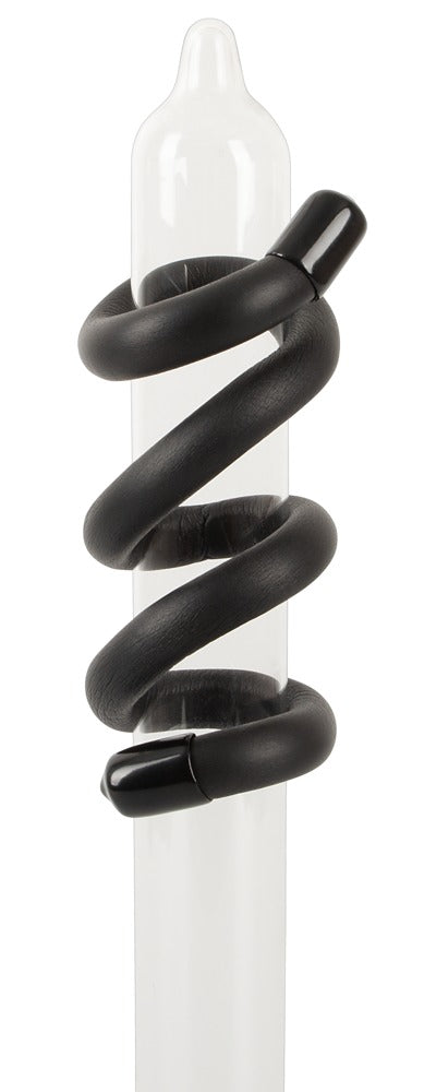 Bad Kitty Bendable Cock & Ball Ring schwarzer biegsamer Penis- und Hodenring mit glatter Oberfläche und abgerundeten Enden, mehrfach spiralförmig gebogen in freigestellter Produktansicht – erhältlich bei Evoria Care