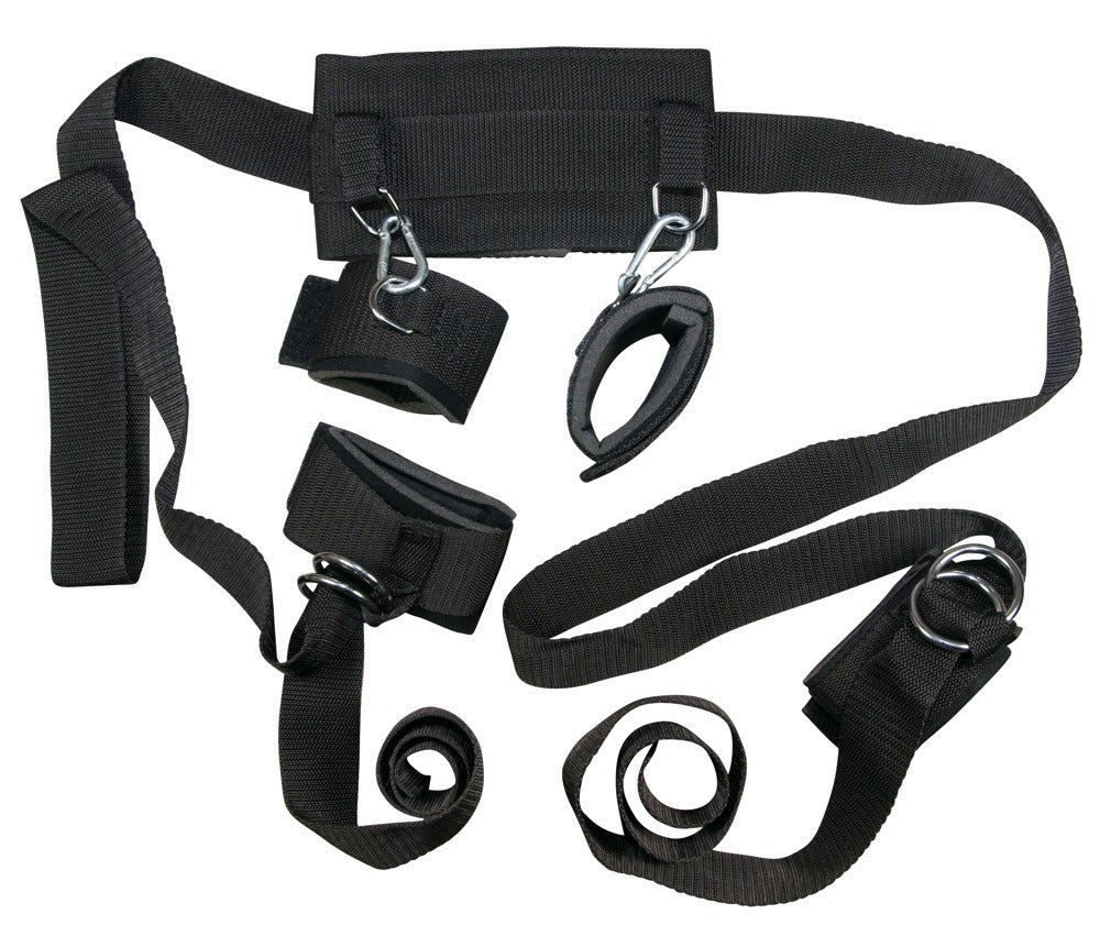 Bad Kitty Broad Bondage Fesselset in Schwarz mit breiten verstellbaren Gurten, Fesseln und silberfarbenen Metallringen – erhältlich bei Evoria Care