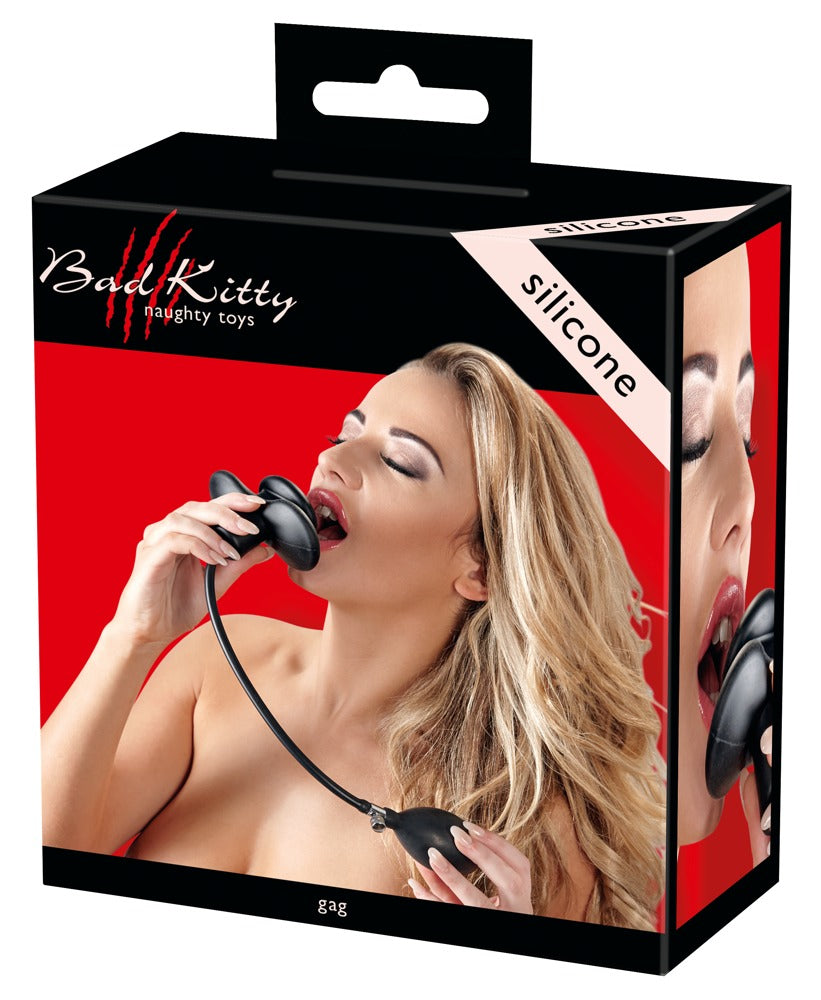 Bad Kitty Butterfly-Knebel in Schwarz mit aufpumpbarem Silikon-Mundstück und Ballpumpe, dargestellt auf schwarz-roter Originalverpackung mit Porträtabbildung am Model und Bad Kitty Markenlogo – erhältlich bei Evoria Care