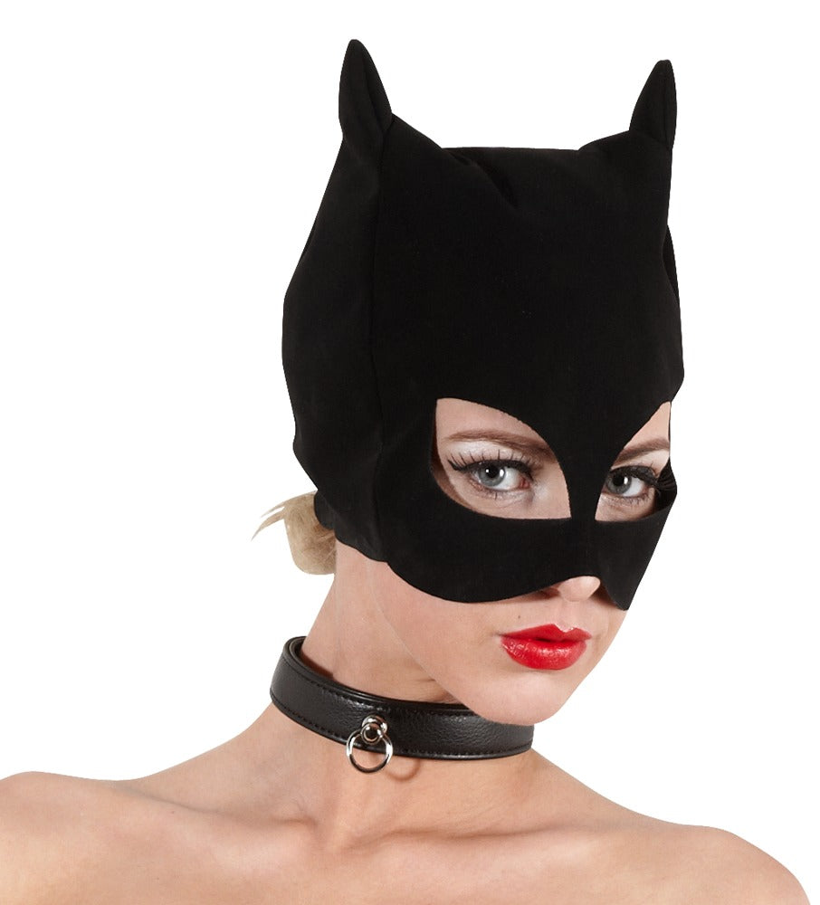 Bad Kitty Cat-Maske in Schwarz mit kleinen aufgestellten Katzenohren, eng anliegender Kopfform, ovalen Augenöffnungen und freier Mundpartie, am Model in frontaler Porträtansicht – erhältlich bei Evoria Care