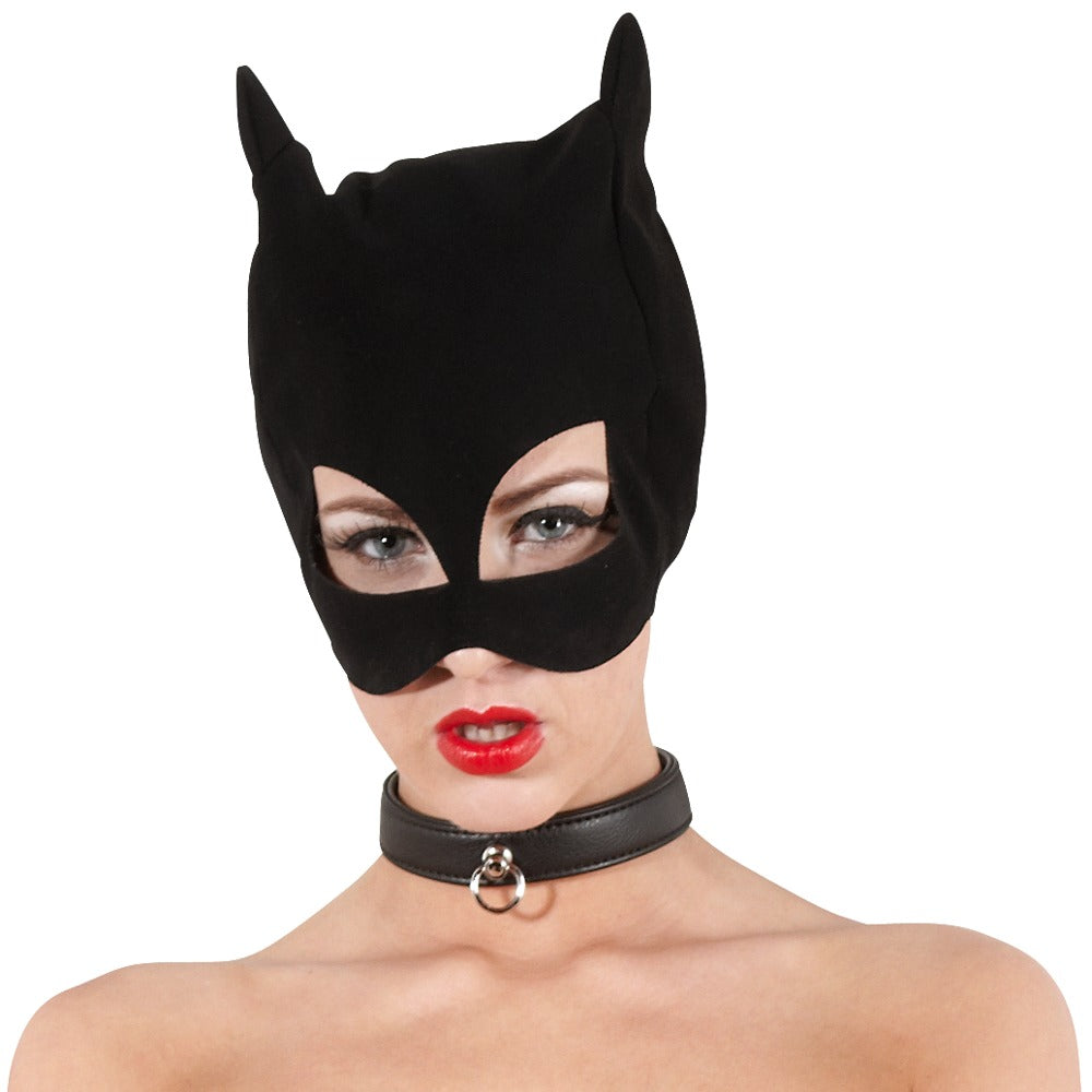 Bad Kitty Cat-Maske in Schwarz mit kleinen spitzen Katzenohren, glatter Oberfläche und ausgeschnittenen Augenöffnungen, am Model in leicht seitlich gedrehter Porträtansicht – erhältlich bei Evoria Care