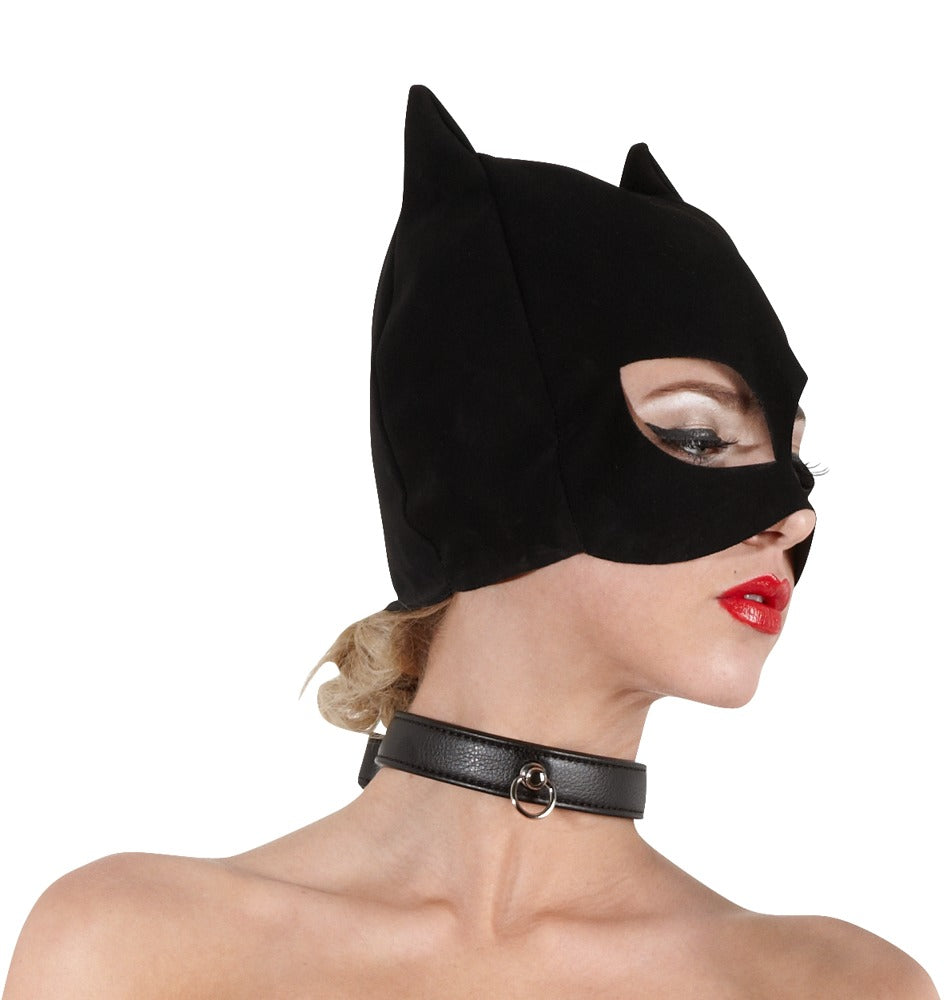 Bad Kitty Cat-Maske in Schwarz mit kleinen spitzen Katzenohren, glatter Oberfläche und eng anliegender Kopfform, am Model in seitlicher Profilansicht – erhältlich bei Evoria Care