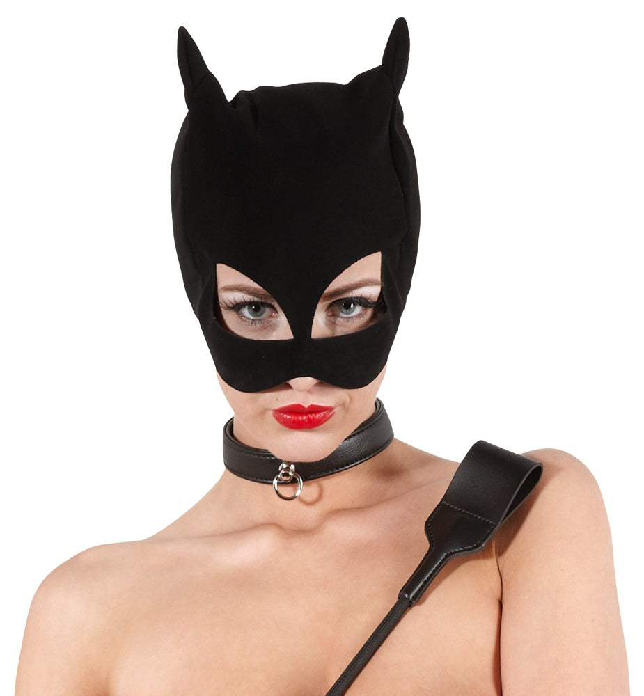 Bad Kitty Cat-Maske schwarze Katzenmaske mit kleinen aufgestellten Ohren, ovalen Augenöffnungen und eng anliegender Passform, am Model in frontaler Nahaufnahme mit leicht gesenktem Kopf – erhältlich bei Evoria Care