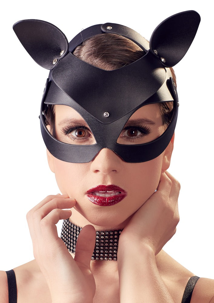 Bad Kitty Catmask Strass schwarze formstabile Katzenmaske mit spitzen Katzenohren, ausgeschnittenen Augenpartien, glänzender Oberfläche und dekorativen Strassdetails, am Model in frontaler Porträtansicht – erhältlich bei Evoria Care