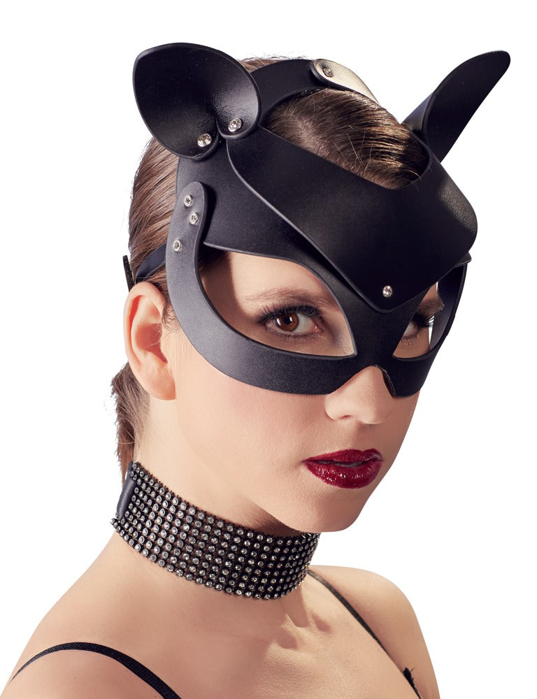 Bad Kitty Catmask Strass schwarze Katzenmaske mit spitzen Ohren, glänzendem Material, dekorativen Strassdetails und schwarzem Befestigungsband, am Model in leicht seitlich gedrehter Ansicht – erhältlich bei Evoria Care