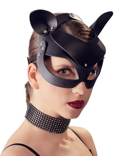 Bad Kitty Catmask Strass schwarze Katzenmaske mit spitzen Ohren, glänzendem Material, dekorativen Strassdetails und schwarzem Befestigungsband, am Model in leicht seitlich gedrehter Ansicht – erhältlich bei Evoria Care