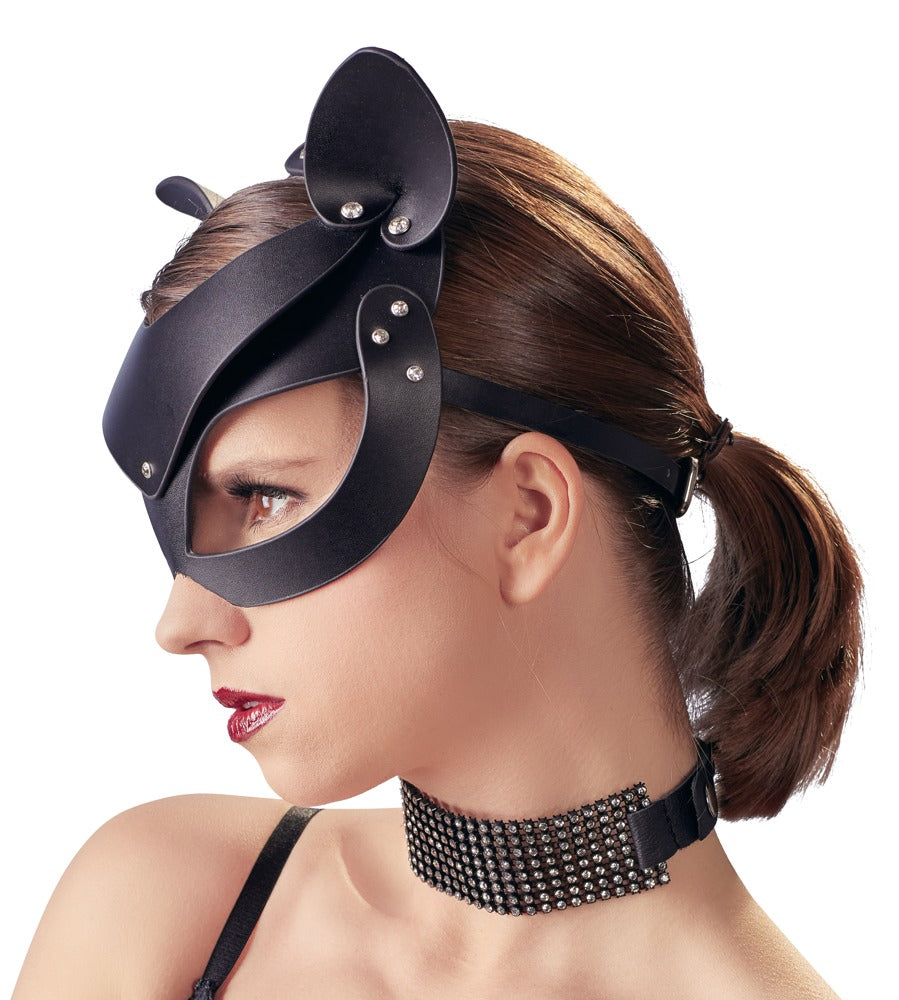 Bad Kitty Catmask Strass formstabile schwarze Katzenmaske mit spitzen Ohren, glänzender Oberfläche und verstellbarem Befestigungsband, am Model in seitlicher Profilansicht – erhältlich bei Evoria Care