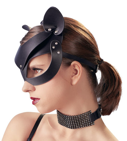 Bad Kitty Catmask Strass formstabile schwarze Katzenmaske mit spitzen Ohren, glänzender Oberfläche und verstellbarem Befestigungsband, am Model in seitlicher Profilansicht – erhältlich bei Evoria Care