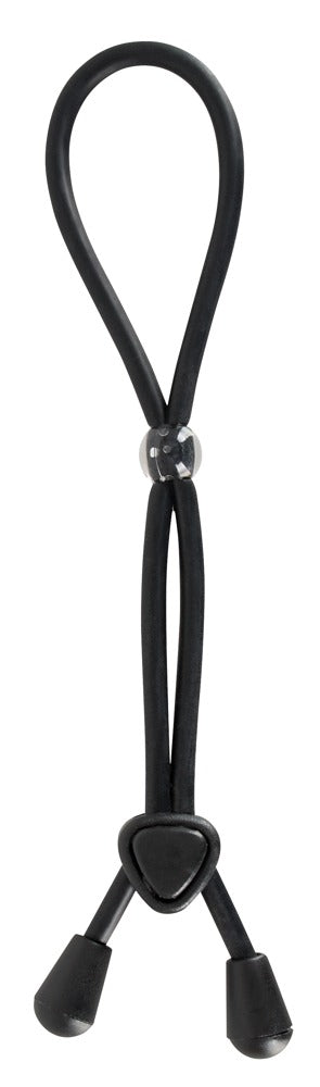 Bad Kitty Cock & Ball Loop verstellbare Penis-Hoden-Schlaufe in Schwarz mit ovaler Schlaufe, flexiblem Verbindungselement, verschiebbarem Verstellmechanismus und zwei abgerundeten Endstücken in vertikaler Gesamtansicht auf weißem Hintergrund – erhältlich bei Evoria Care