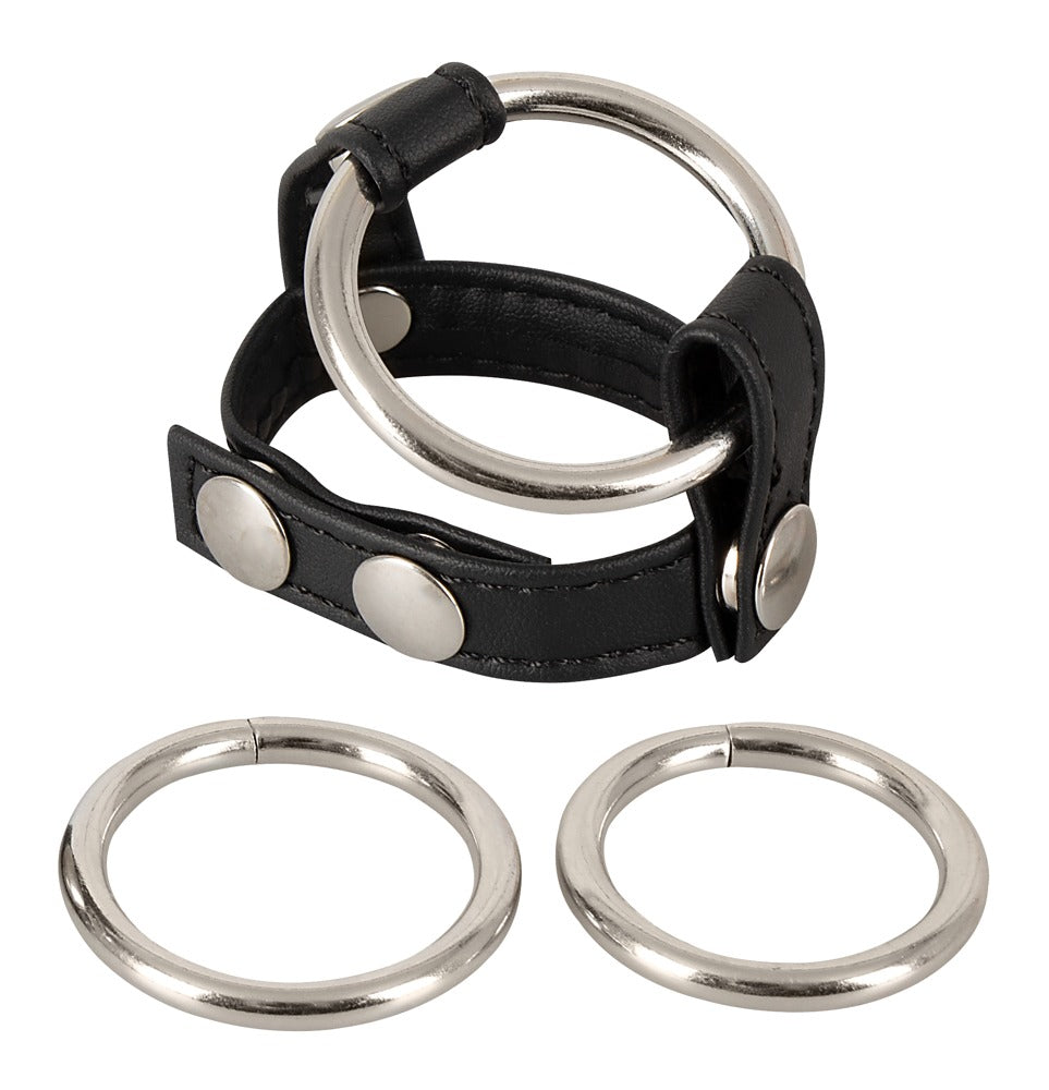 Bad Kitty Cock/Ball Ring in Schwarz mit verstellbaren Riemen und drei silberfarbenen Metallringen in der Hauptansicht – erhältlich bei Evoria Care