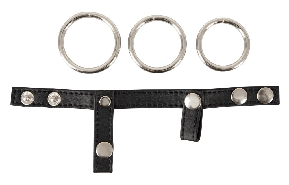 Bad Kitty Cock/Ball Ring mit drei unterschiedlich großen Metallringen und schwarzem Befestigungsriemen in der Produktübersicht – erhältlich bei Evoria Care