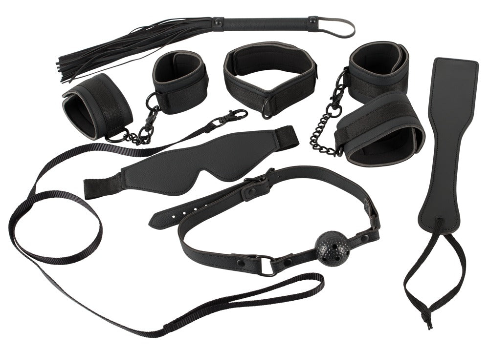 Bad Kitty Fesselset 7-teilig in Schwarz mit Fesselmanschetten, verstellbaren Riemen, Augenmaske und verschiedenen Bondage-Accessoires in freigestellter Produktübersicht auf weißem Hintergrund – erhältlich bei Evoria Care