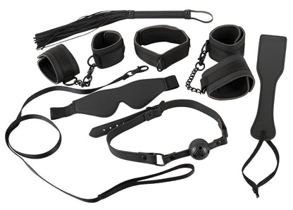 Bad Kitty Fesselset 7-teilig in Schwarz mit Fesselmanschetten, verstellbaren Riemen, Augenmaske und verschiedenen Bondage-Accessoires in freigestellter Produktübersicht auf weißem Hintergrund – erhältlich bei Evoria Care