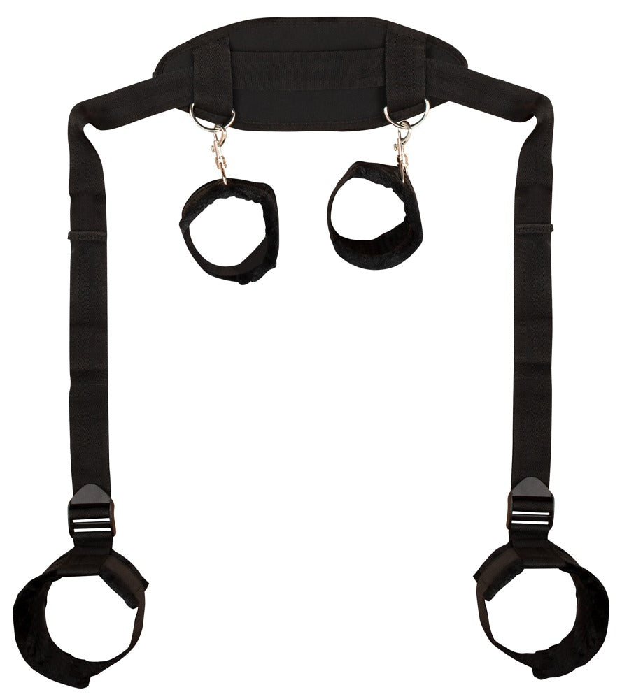 Bad Kitty Ganzkörper-Bondage-Fesselset mit schwarzer gepolsterter Halsmanschette, zwei langen Verbindungsgurten und silberfarbenen Befestigungsringen in frontaler Produktansicht – erhältlich bei Evoria Care