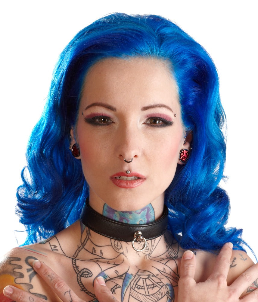 Bad Kitty Halsfessel mit schwarzem Halsband und silberfarbenem Frontring an einem weiblichen Model mit blauen Haaren – erhältlich bei Evoria Care