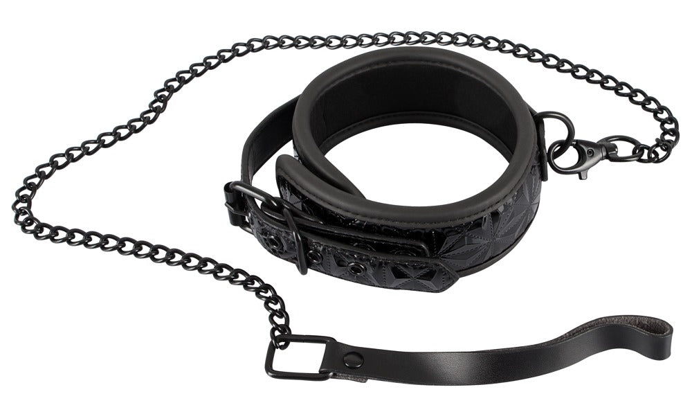 Bad Kitty Halsfessel und Leine mit schwarzem gepolstertem Halsband, silberfarbenem Befestigungsring und langer Metallkette in freigestellter Gesamtansicht auf weißem Hintergrund – erhältlich bei Evoria Care