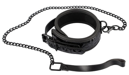 Bad Kitty Halsfessel und Leine mit schwarzem gepolstertem Halsband, silberfarbenem Befestigungsring und langer Metallkette in freigestellter Gesamtansicht auf weißem Hintergrund – erhältlich bei Evoria Care