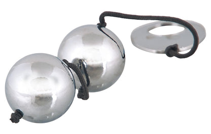 Bad Kitty Heavy Metal Balls Liebeskugeln mit Nahaufnahme der beiden silberfarbenen Metallkugeln und ihrer Verbindung – erhältlich bei Evoria Care