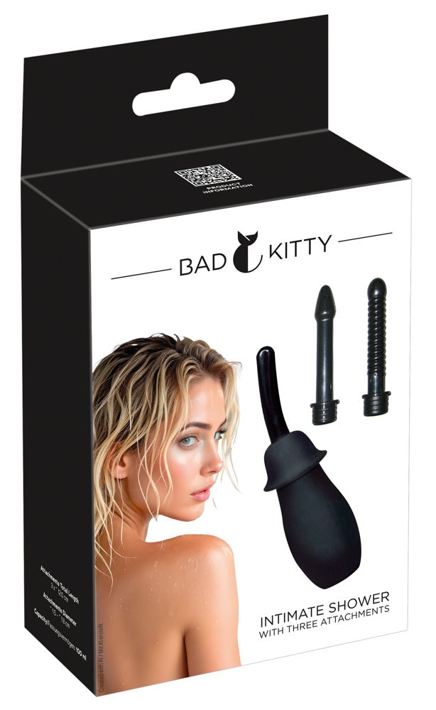 Bad Kitty Intimate Shower vielseitige schwarze Intimdusche mit drei austauschbaren Aufsätzen in schwarz-weißer Originalverpackung mit Produktabbildung, Anwendungsmotiv und Bad Kitty Markenlogo – erhältlich bei Evoria Care