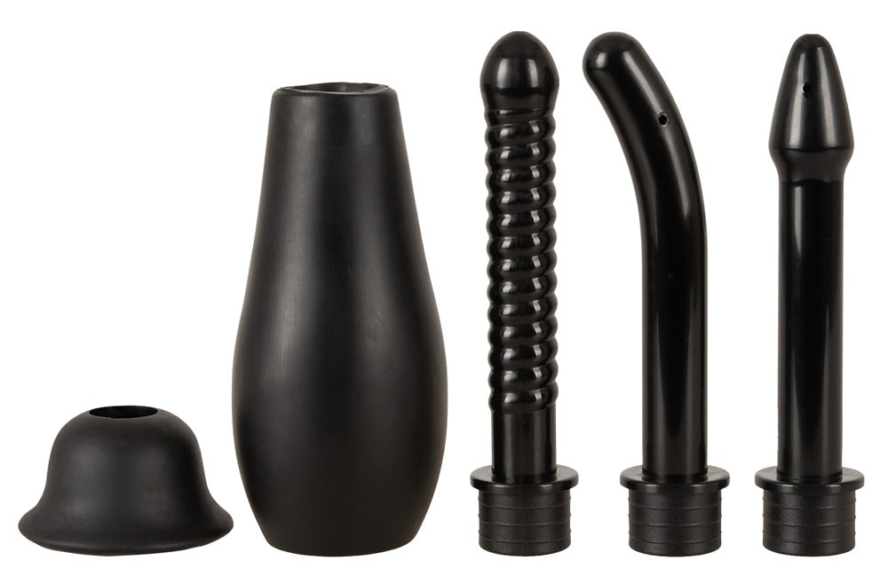 Bad Kitty Intimate Shower schwarze Intimdusche mit birnenförmigem Pumpball, drei austauschbaren Aufsätzen mit unterschiedlichen Formen und Oberflächenstrukturen sowie separatem Verschlussstück in freigestellter Gesamtansicht – erhältlich bei Evoria Care