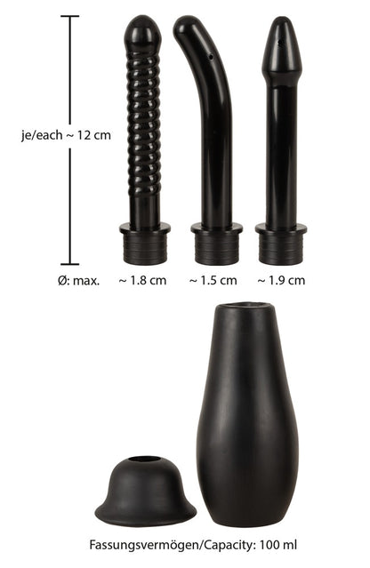Bad Kitty Intimate Shower schwarze Intimdusche mit birnenförmigem Pumpball und drei austauschbaren Aufsätzen in unterschiedlichen Längen, Formen und Oberflächenstrukturen, nebeneinander in freigestellter Produktübersicht – erhältlich bei Evoria Care