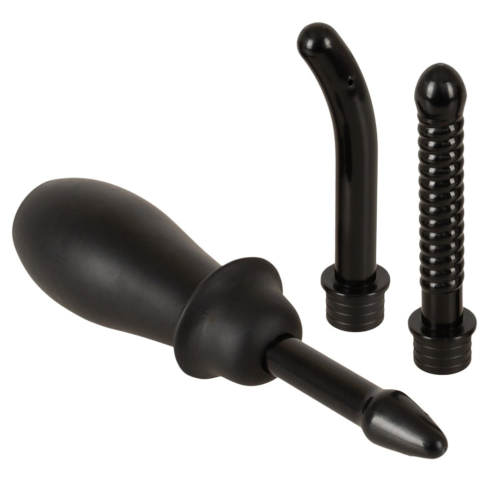 Bad Kitty Intimate Shower schwarze Intimdusche mit weichem Pumpball, gebogenem Aufsatz und zwei zusätzlichen Aufsätzen mit unterschiedlichen Oberflächenstrukturen in diagonaler Detailansicht – erhältlich bei Evoria Care