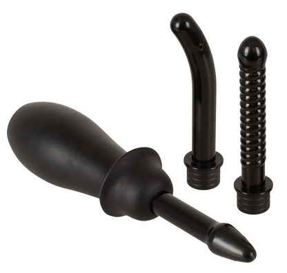 Bad Kitty Intimate Shower schwarze Intimdusche mit weichem Pumpball, gebogenem Aufsatz und zwei zusätzlichen Aufsätzen mit unterschiedlichen Oberflächenstrukturen in diagonaler Detailansicht – erhältlich bei Evoria Care