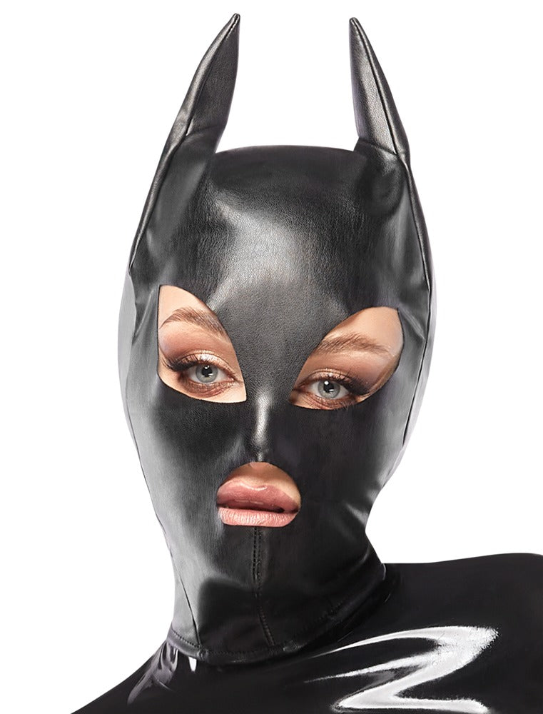 Bad Kitty Kopfmaske im Cat/Batwoman-Look in glänzendem Schwarz mit spitzen Katzenohren, Augenöffnungen sowie Aussparungen für Nase und Mund, am Model in frontaler Nahaufnahme – erhältlich bei Evoria Care