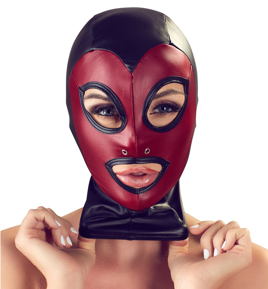 Bad Kitty hochelastische Fetish-Maske mit schwarzer Kopfpartie, rotem Gesichtsfeld, kontrastierenden Einfassungen und Öffnungen für Augen und Mund, am Model in frontaler Porträtansicht – erhältlich bei Evoria Care