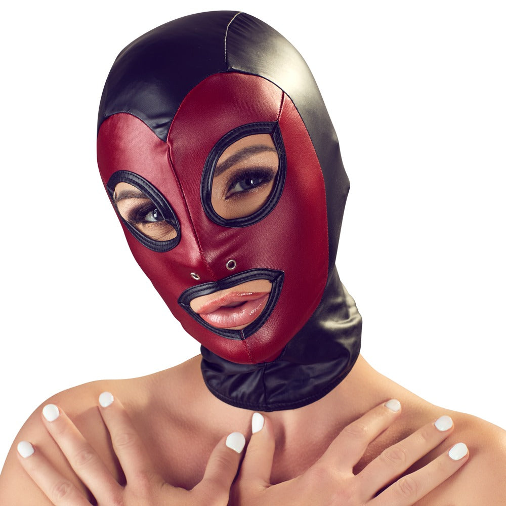 Bad Kitty hochelastische Fetish-Kopfmaske in Schwarz und Rot mit glänzender Oberfläche, rotem Kontrastfeld und eingefassten Augen- und Mundöffnungen, am Model in frontaler Nahaufnahme – erhältlich bei Evoria Care