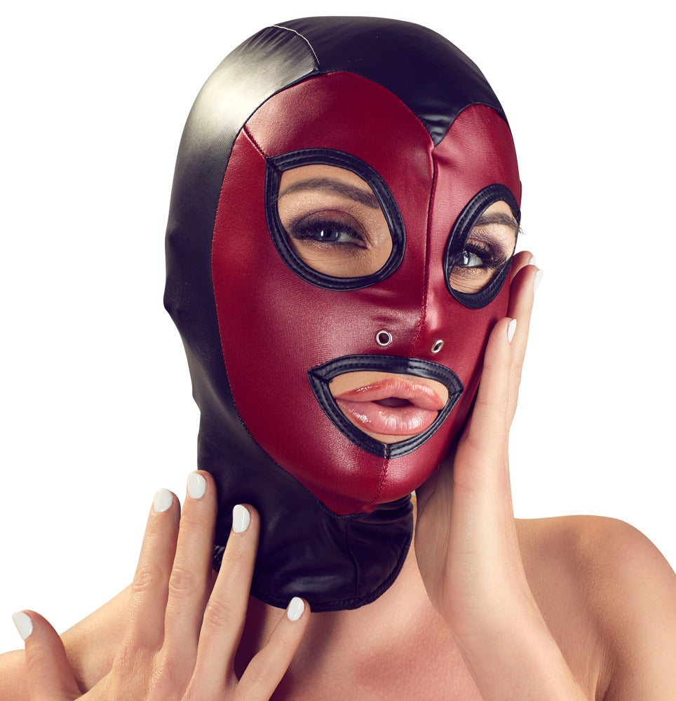 Bad Kitty hochelastische Fetish-Kopfmaske in Schwarz und Rot mit glänzender Oberfläche, rotem Kontrastfeld und eingefassten Gesichtsöffnungen, am Model in leicht seitlich gedrehter Porträtansicht – erhältlich bei Evoria Care