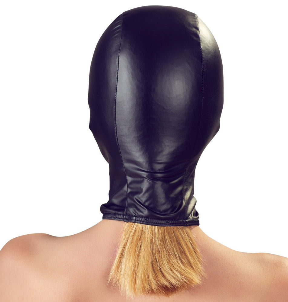 Bad Kitty Fetish-Kopfmaske in Schwarz und Rot mit hochelastischem Material, glänzender Oberfläche und vollständig bedecktem Hinterkopf, am Model in rückseitiger Ansicht – erhältlich bei Evoria Care