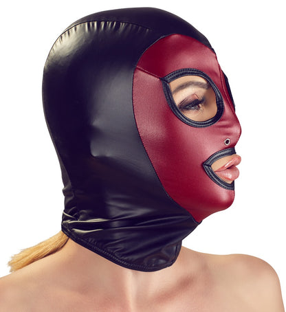 Bad Kitty Fetish-Kopfmaske in Schwarz und Rot mit glänzendem elastischem Material, eng anliegender Kopfform und rotem Kontrastfeld, am Model in seitlicher Profilansicht – erhältlich bei Evoria Care