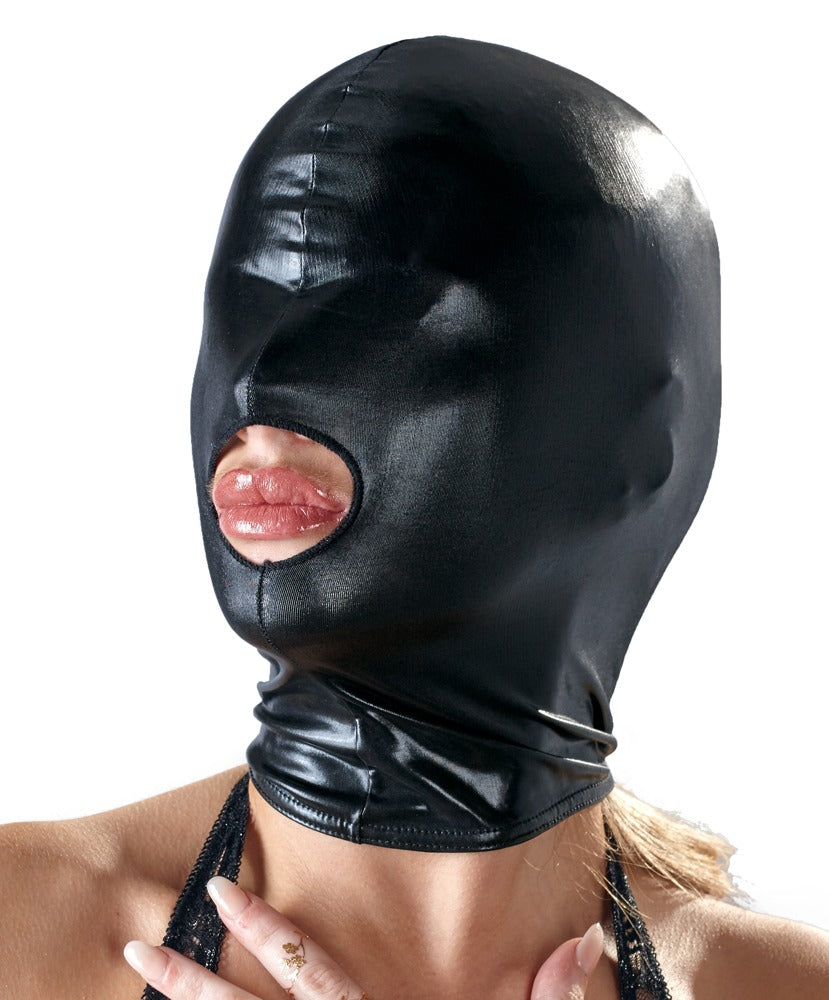 Bad Kitty glänzende Kopfmaske in Schwarz mit glatter Oberfläche, vollständig bedeckten Augen und ovaler Mundöffnung, am Model in leicht seitlich gedrehter Porträtansicht – erhältlich bei Evoria Care