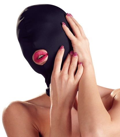 Bad Kitty schwarze Kopfmaske mit glatter Oberfläche, verdeckter Augenpartie und ovaler Mundöffnung, am Model in seitlich gedrehter Porträtansicht mit erhobenen Händen am Gesicht – erhältlich bei Evoria Care