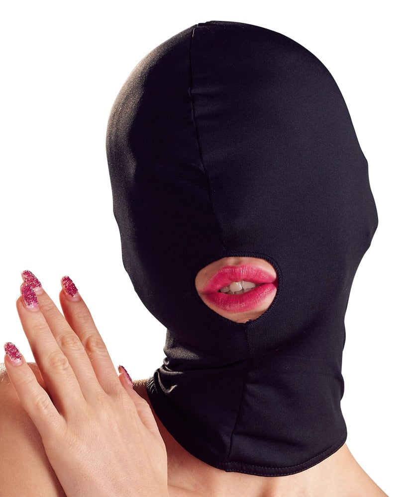 Bad Kitty Kopfmaske in Schwarz mit glatter, eng anliegender Oberfläche, vollständig verdeckter Augenpartie und ovaler Mundöffnung, am Model in frontaler Porträtansicht mit gefalteten Händen – erhältlich bei Evoria Care
