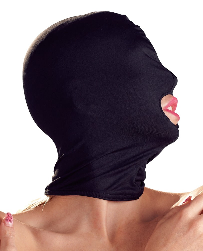 Bad Kitty Kopfmaske in Schwarz mit vollständig verhülltem Kopf, geschlossener Augenpartie und ovaler Mundöffnung, am Model in seitlicher Profilansicht – erhältlich bei Evoria Care