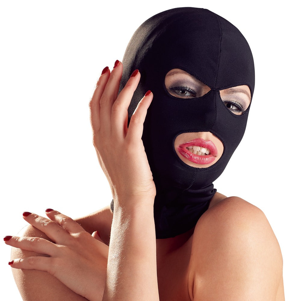 Bad Kitty Kopfmaske für Rollenspiel und Bondage in Schwarz mit glatter Oberfläche, geschlossener Hinterkopfpartie und ausgeschnittenen Gesichtsöffnungen, am Model in seitlicher Profilansicht mit erhobener Hand – erhältlich bei Evoria Care