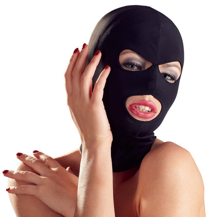 Bad Kitty Kopfmaske für Rollenspiel und Bondage in Schwarz mit glatter Oberfläche, geschlossener Hinterkopfpartie und ausgeschnittenen Gesichtsöffnungen, am Model in seitlicher Profilansicht mit erhobener Hand – erhältlich bei Evoria Care