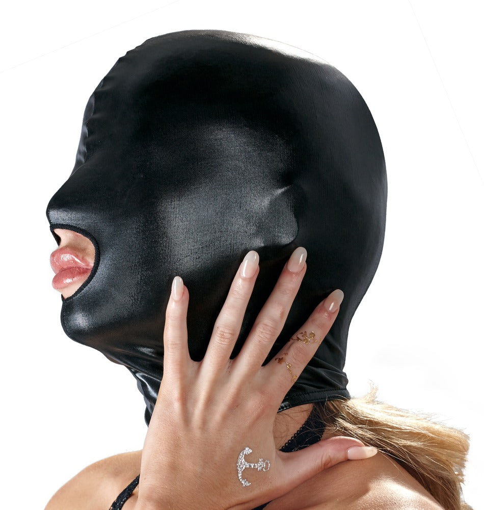 Bad Kitty Kopfmaske für Sinnesentzug in glänzendem Schwarz mit geschlossener Augenpartie, eng anliegender Kopfform und ovaler Mundöffnung, am Model in seitlicher Profilansicht mit Hand am Hals – erhältlich bei Evoria Care