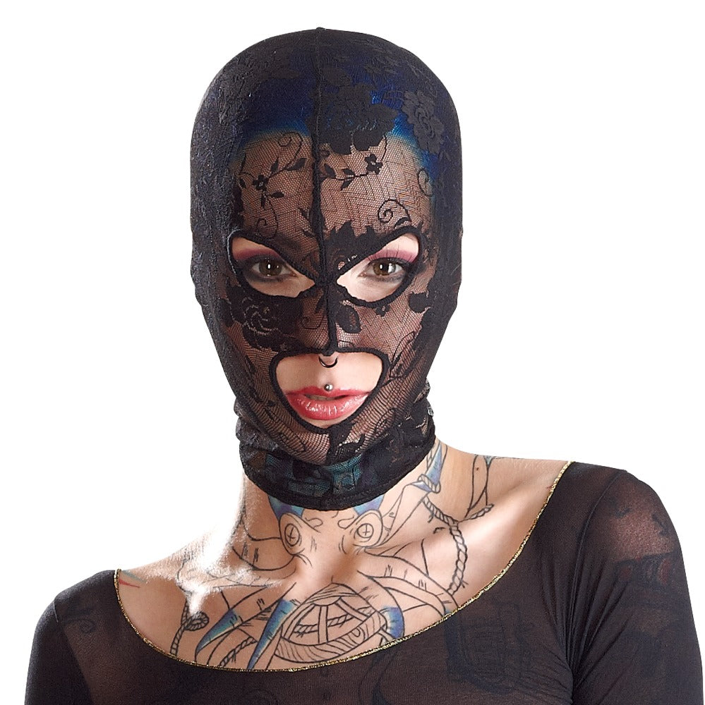 Bad Kitty Kopfmaske aus schwarzer elastischer Spitze mit floralem Muster, transparenten Spitzenpartien, ausgeschnittenen Augenöffnungen und Mundöffnung, am Model in frontaler Porträtansicht – erhältlich bei Evoria Care