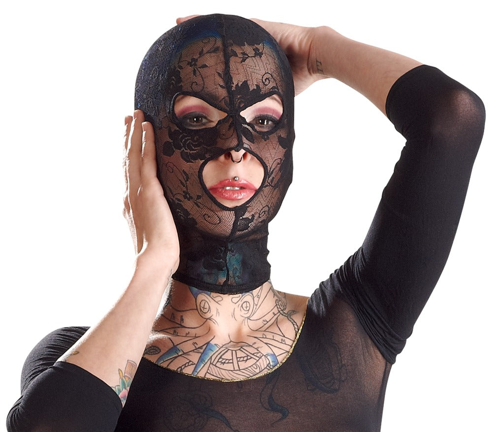Bad Kitty Kopfmaske aus schwarzer floraler Spitze mit elastischer, eng anliegender Passform und ausgeschnittenen Augen- und Mundpartien, am Model mit erhobenen Armen in seitlich gedrehter Ansicht – erhältlich bei Evoria Care