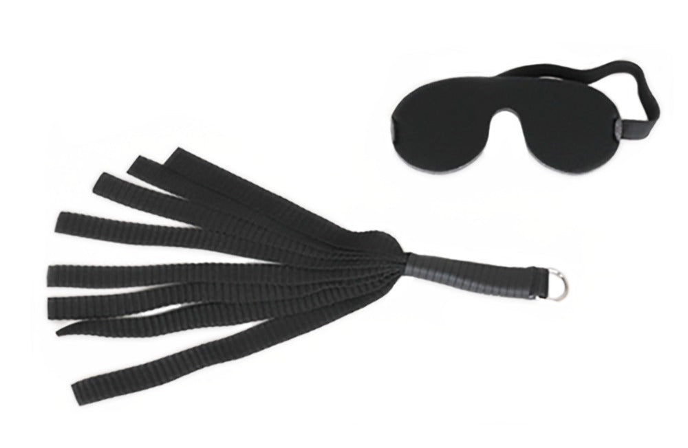 Bad Kitty Liebesschaukel Zubehör mit schwarzer Augenmaske, elastischem Befestigungsband und schwarzer Peitsche mit mehreren flexiblen Riemen, nebeneinander auf weißem Hintergrund dargestellt – erhältlich bei Evoria Care