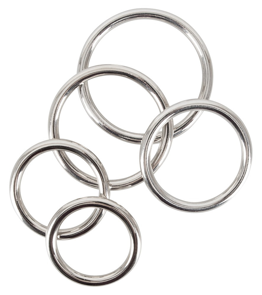 Bad Kitty Metall-Ringe 5er-Set aus silberfarbenem Carbonstahl mit fünf unterschiedlich großen, glatt polierten Penis- und Hodenringen in überlappender Produktanordnung – erhältlich bei Evoria Care