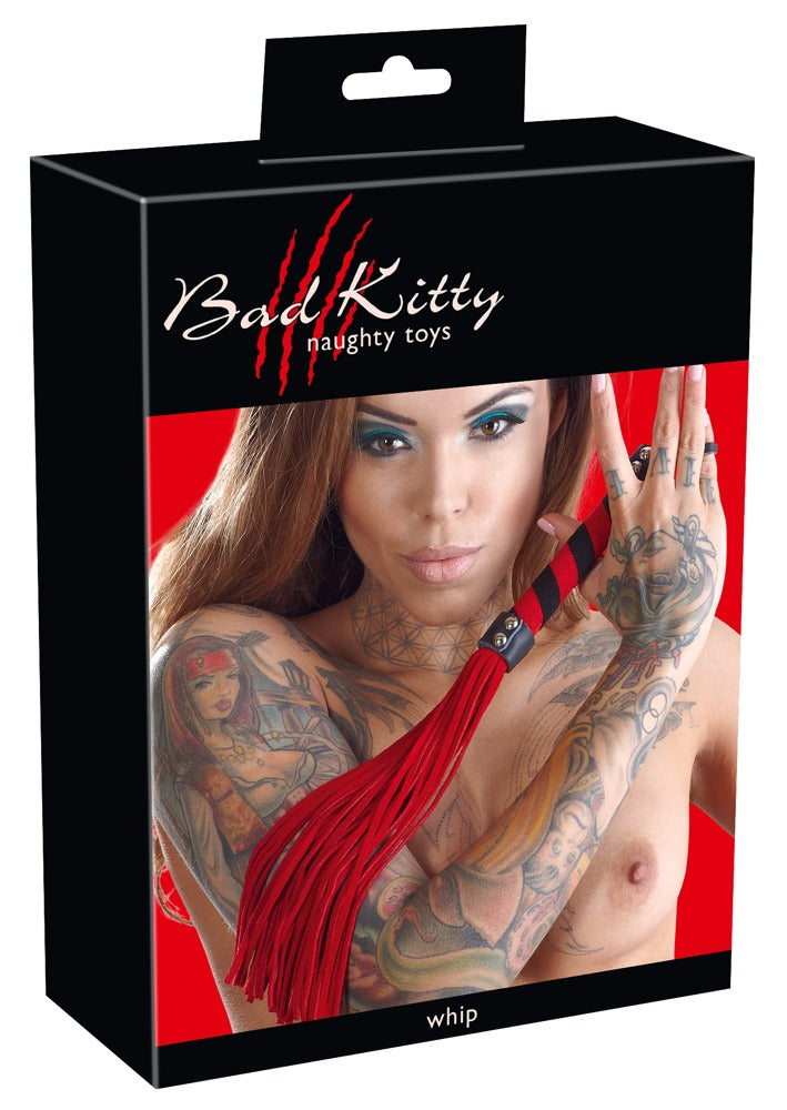 Bad Kitty Peitsche weicher Flogger in Rot und Schwarz in schwarz-roter Originalverpackung mit Produktabbildung des Floggers, Modelmotiv und Bad Kitty Markenlogo – erhältlich bei Evoria Care
