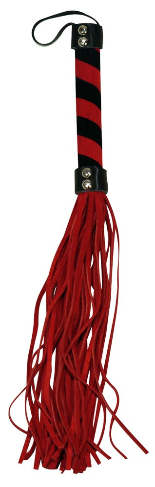 Bad Kitty Flogger in Rot und Schwarz mit langem schwarzem Griff, silberfarbenen Metalldetails und zahlreichen weichen roten Schlagriemen in vertikaler Produktansicht auf weißem Hintergrund – erhältlich bei Evoria Care