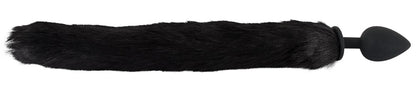 Bad Kitty Pet Play Plug & Ears schwarzer Analplug mit langem flauschigem Katzenschwanz, horizontal ausgestreckt in seitlicher Produktansicht – erhältlich bei Evoria Care